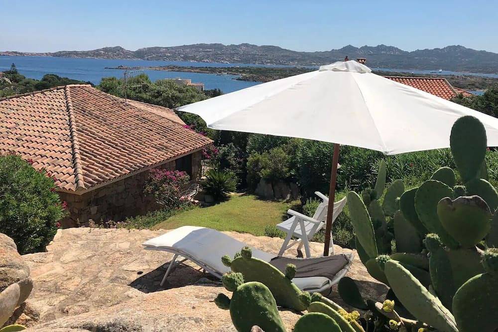 Panoramic sea view villa in La Maddalena with garden. Walk to beaches. in Parco Nazionale dell'Arcipelago di La Maddalena, La Maddalena