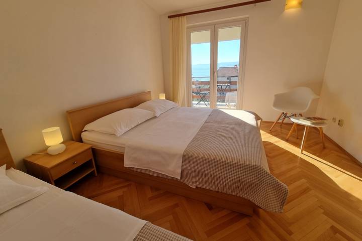 Ganze Wohnung, 2-Zimmer-Ferienwohnung mit Balkon und Meerblick Duce, Omis A-2821-a in Dugi Rat, Omis-Riviera