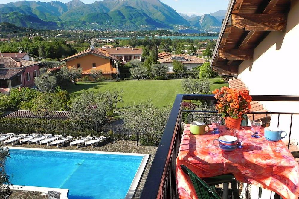 Entire apartment, Penthouse apartment lake view wi-fi swimming pool parking with gate in Manerba del Garda, Garda Mountains
