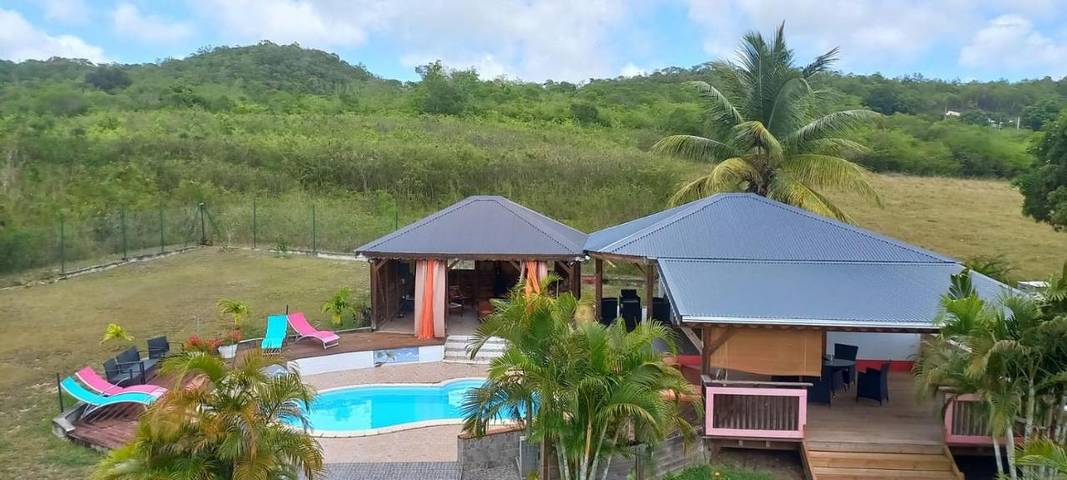 Gîte pour 2 personnes, avec vue ainsi que piscine et jardin dans Plage de Moustique