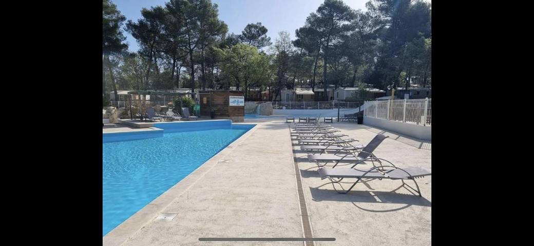 Location de vacances pour 6 personnes, avec jacuzzi et piscine ainsi que jardin et bassin pour enfant à Nans-les-Pins - 4