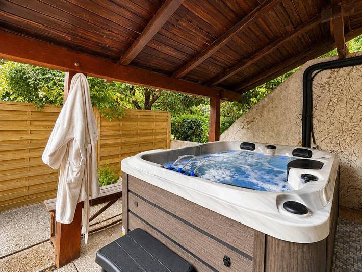 Gîte pour 2 personnes, avec Jacuzzi et Terrasse ainsi que Jardin et Vue dans Saint-Gence