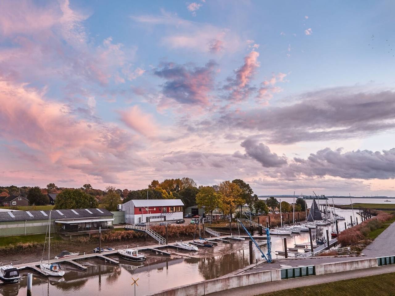 Elbblick Comfortable holiday residence in Brunsbüttel, Nord-Ostsee-Kanal