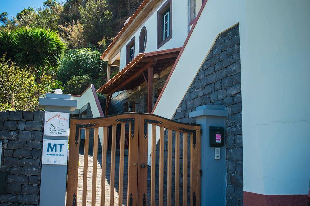 Villa Ricardo -, una encantadora villa con piscina climatizada y vistas panorámicas al mar. in Porto da Cruz, Isla de Madeira