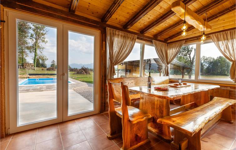 Geräumige Ferienwohnung mit Pool, WLAN und Terrasse in der Nähe des Flusses Bogdanica in Gospitsch, Lika-Senj