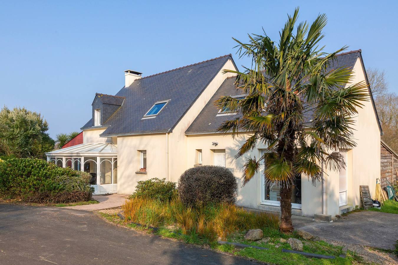 Maison de vacances 'Grande Maison À 5min Des Plages' avec piscine partagée, terrasse et jardin privé in Pouldreuzic, Côte de Cornouaille