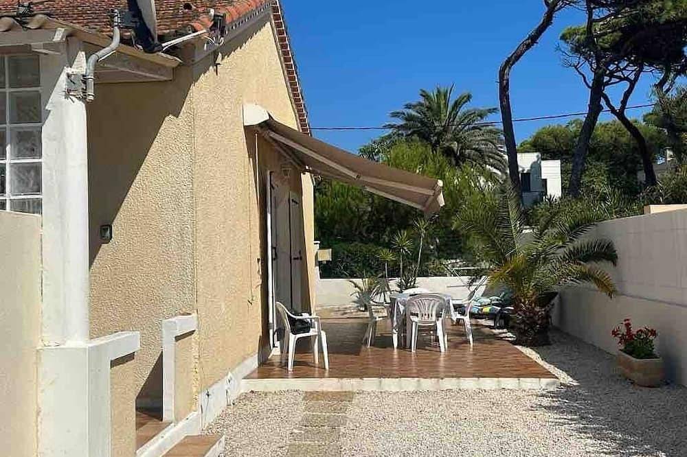 Beach house with enclosed garden in La Capte, Hyeres