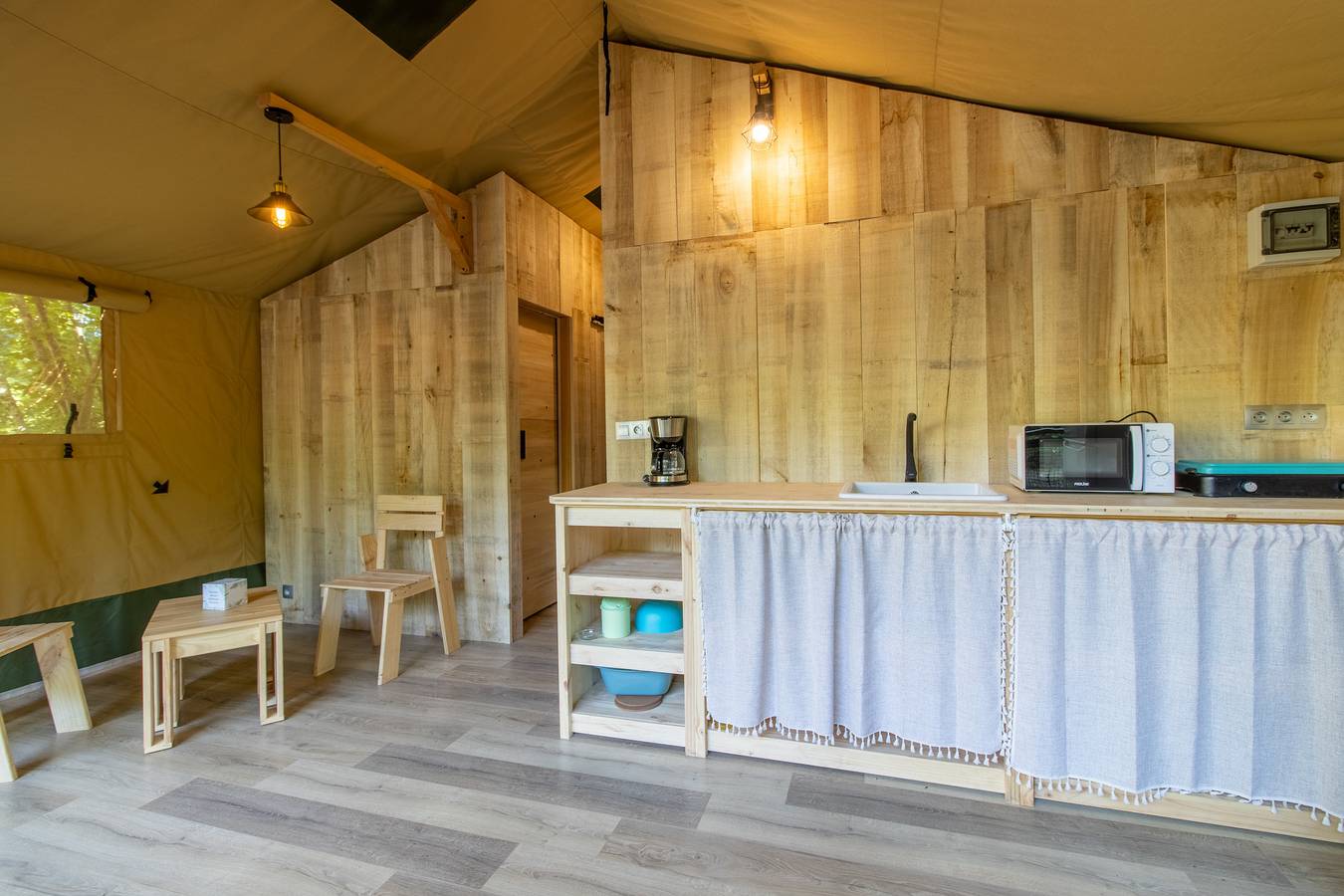 Caravana 'Lodge 8 Personnes' com piscina partilhada, terraço privado e Wi-Fi in Saint-Martial-de-Nabirat, Périgord Noir