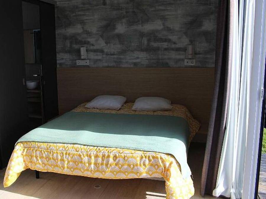 Camping Paradis - La Baie de Ploemeur - Mobilhome 2 personnes - Mobil Home confort + 1 chambre 2 personnes, 16 m² (modèle 2020) in Ploemeur, Côte des Mégalithes