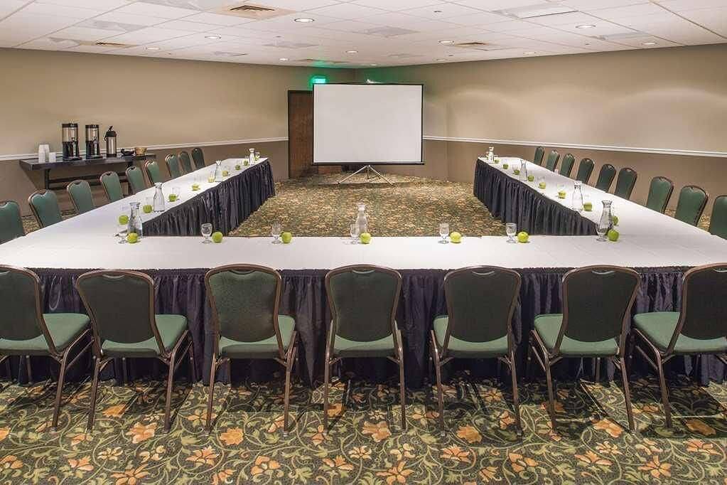 Comfort Meets Affordability, Free Parking, Outdoor Pool, Pets Allowed in Kennewick, Washington