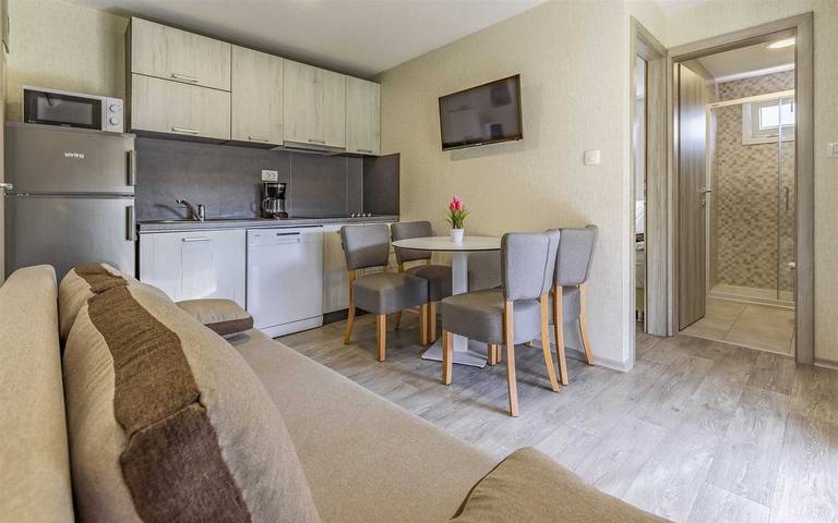 Wohnwagen für 6 Personen, mit Pool und Balkon, kinderfreundlich in Banjole - 4