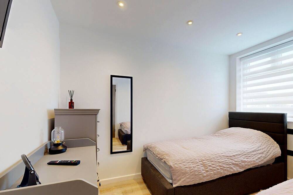 Somerwood - Two Bedroom Cottage, Sleeps 4 in Deganwy, Conwy region