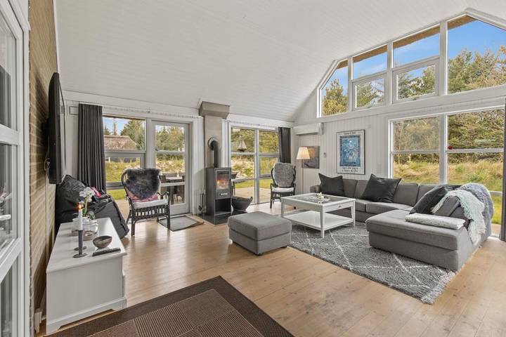 Ferienhaus für 12 Personen, mit Balkon/Terrasse und Whirlpool sowie Terrasse und Pool in Blavand - 3