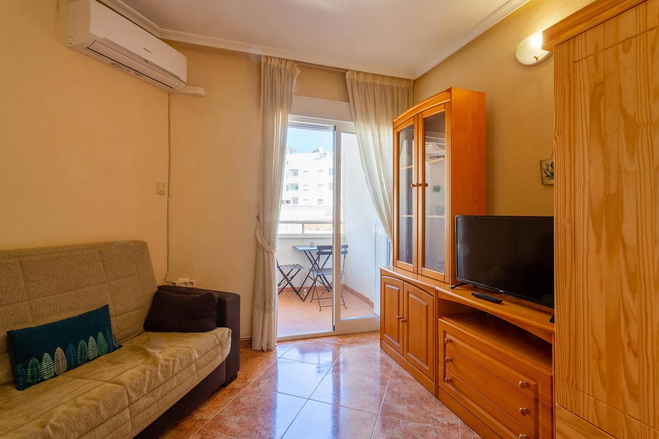 Entire apartment, Beautiful Apartment with Pool, A/C & Balcony in Torrevieja Centre, Torrevieja