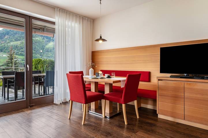 Hel lägenhet, Apartment 'Alagundis  Pyropus Familia' with Mountain View, Shared Pool and Wi-Fi in Algund, Texel Group
