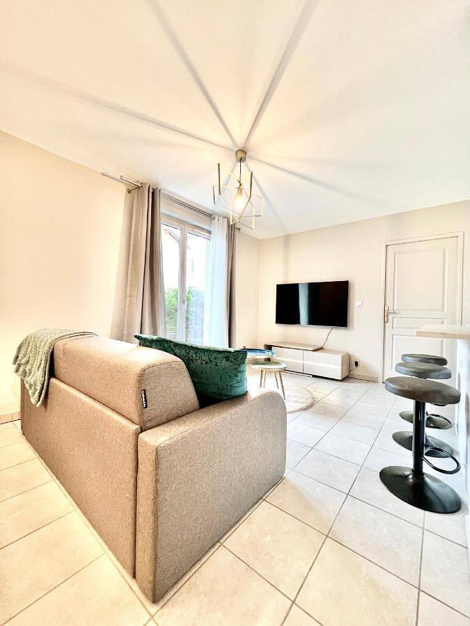 Gîte pour 4 personnes, avec jardin à Champagne-au-Mont-d'Or - 2