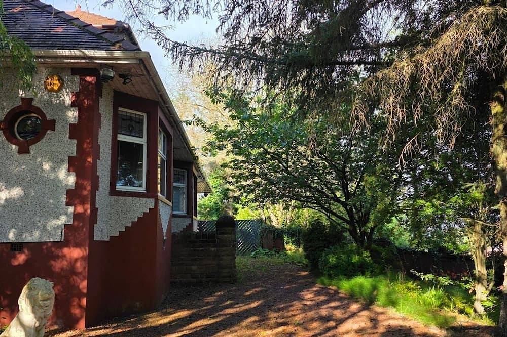 Stunning period detached property in 1 acre of lush landscaped mature gardens. in Nord Lanarkshire