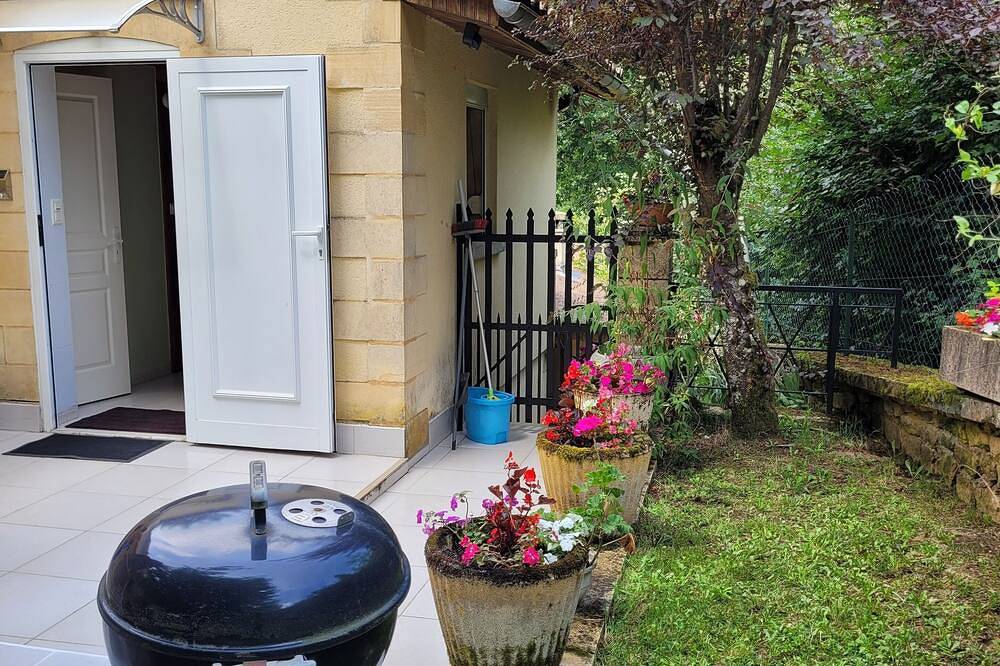 Apartamento entero, Estudio en Sarlat, para una pareja en busca de calma in Sarlat-la-Canéda, Périgord Noir