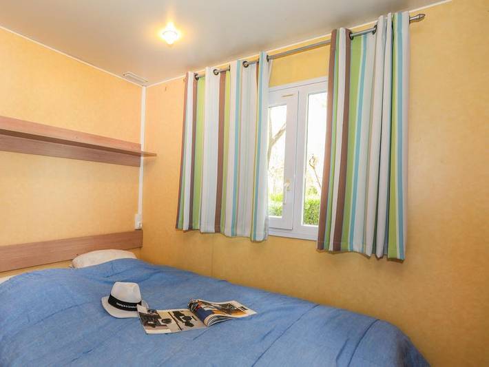 Flower Camping de la Corniche - Mobilheim 4 personen - Mobilheim Standard 16m² - 2 Schlafzimmer, ohne Sanitäranlagen + überdachte Terrasse in Urrugne, Bayonne und Umgebung