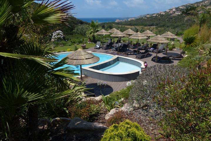 Location de vacances pour 6 personnes, avec terrasse ainsi que piscine et jardin à Sartène - 4