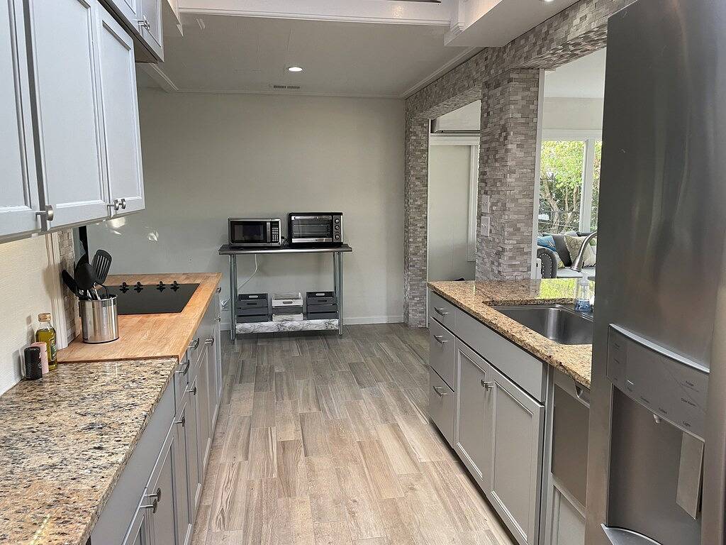 Waterfront Cottage! Kayaking, birdwatching, fishing in quiet bay access setting in Bonita Bay, Bonita Springs