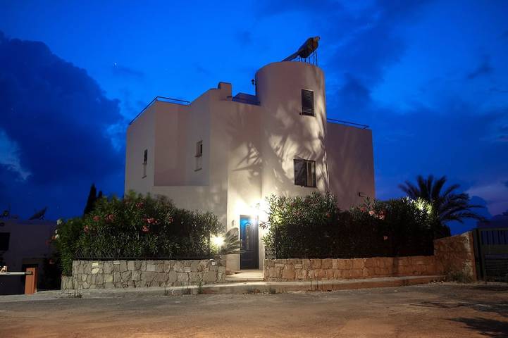 Neu! Luxuriöse 8-Bett-Villa mit herrlicher Dachterrasse, 100 m vom Meer entfernt. in Südzypern