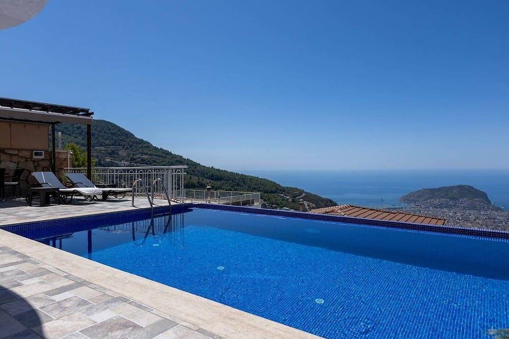Villa Tepe with infinity pool and panoramic view in Alanya, Antalya (provins)