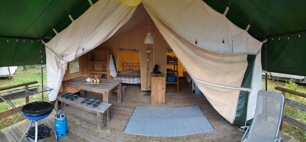 Gîte pour 5 personnes, avec Terrasse ainsi que Jardin et Piscine dans Office De Tourisme Causses Et Gorges De L Aveyron
