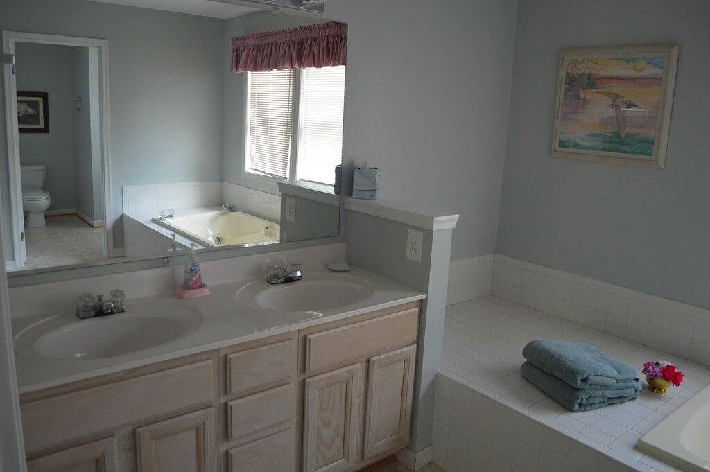 Blauer Himmel am Anna-See, ein phänomenaler Rückzugsort am Wasser in Lake Anna