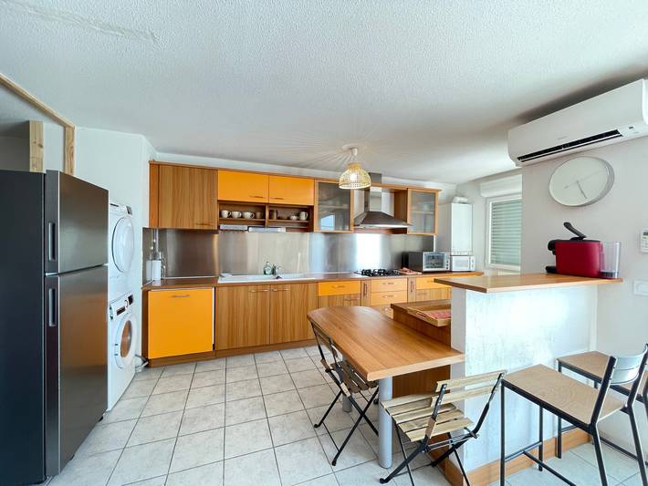 Entire apartment, Spacious 2-bedroom with garage, air conditioning, terrace near center in Sète in Sete, Mediterranean Coast (France)