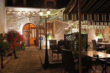 Hôtel pour 2 personnes, avec terrasse à Bèze (homonymie)