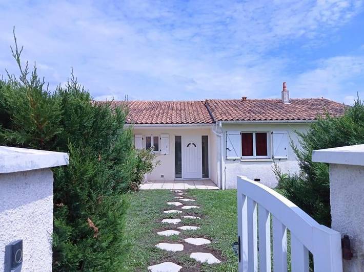 Location de vacances pour 3 personnes, avec vue et jardin à Saint-Androny