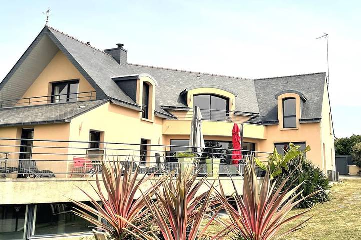 Location de vacances pour 12 personnes, avec Balcon ainsi que Jacuzzi et Jardin dans Plage Trenez