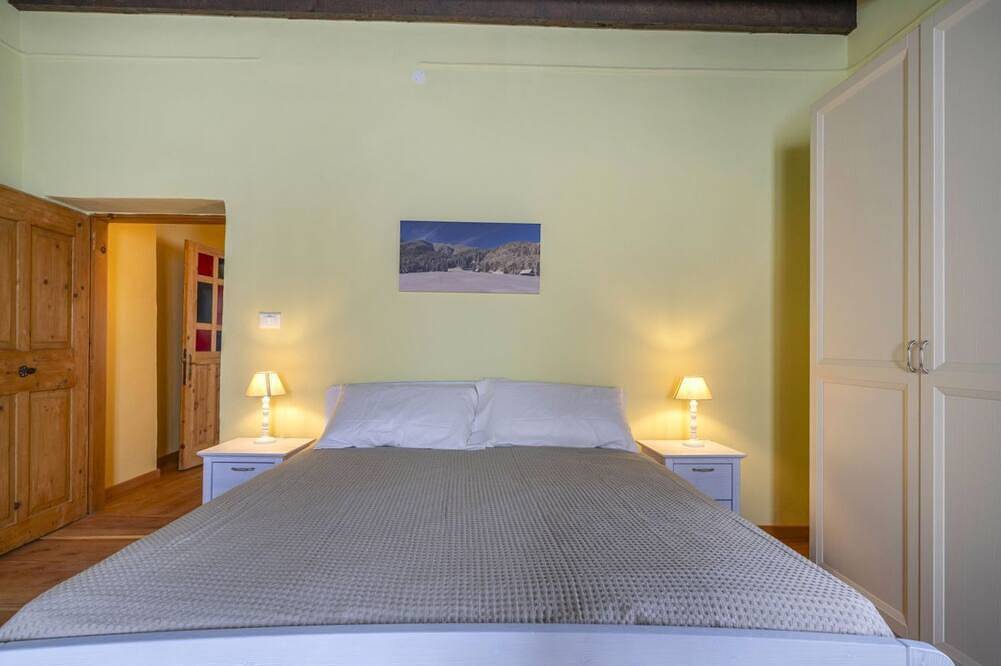 Entire apartment, A welcoming apartment of approximately 50 square meters, perfect for five people, located on the first floor of a historic building built in 1864 and renovated in 2025 while maintaining its historic atmosphere (No elevator).The property is located on Tar in Tarvisio, Karnischer Hauptkamm