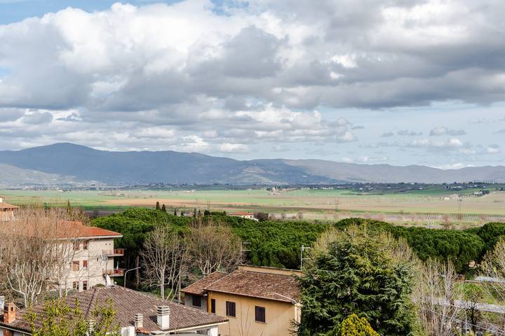 Entire apartment, Apartment 'Beb Pulcino Nero' with Mountain View, Shared Terrace and Wi-Fi in Foiano della Chiana, Arezzo Province