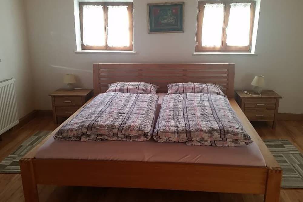 Ganze Wohnung, Geräumige 100qm Ferienwohnung mit Terrasse für 5 Personen in Bad Kötzting, Ostbayern