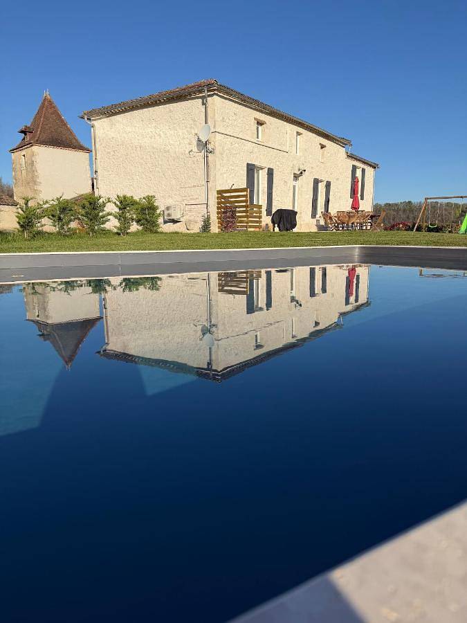Location de vacances pour 8 personnes, avec piscine ainsi que vue et jardin, adapté aux familles à Hautefage-la-Tour