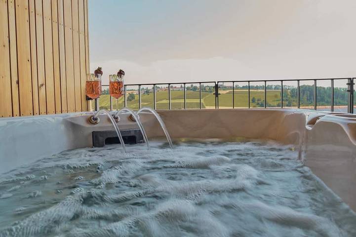 Ferienhaus für 4 Personen, mit Balkon und Whirlpool sowie Garten und Sauna