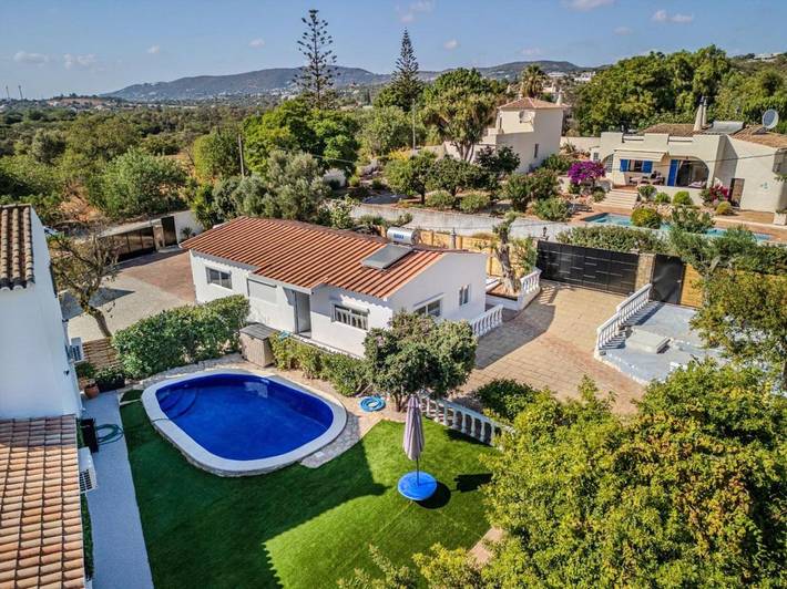 Casa de férias para 6 pessoas, com terraço e jardim e ainda piscina em Faro