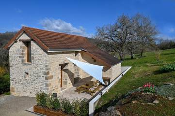 Gîte pour 4 personnes, avec jardin et terrasse à Chasteaux