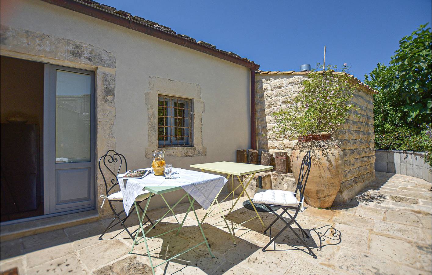 Appartement aan het zwembad met keuken, AC & WiFi in Palazzolo Acreide, Provincie Syracuse