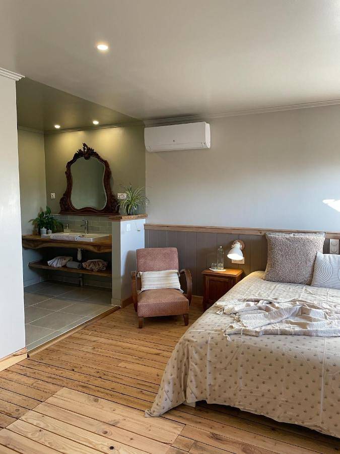 Location de vacances pour 2 personnes, avec vue et jardin à Arnac-la-Poste
