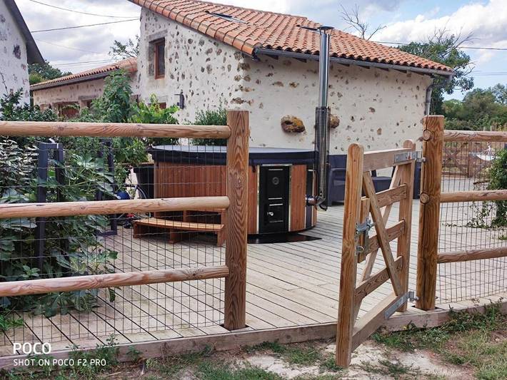 Location de vacances pour 6 personnes, avec terrasse et vue ainsi que jardin et piscine, animaux acceptés à Bonnes - 4