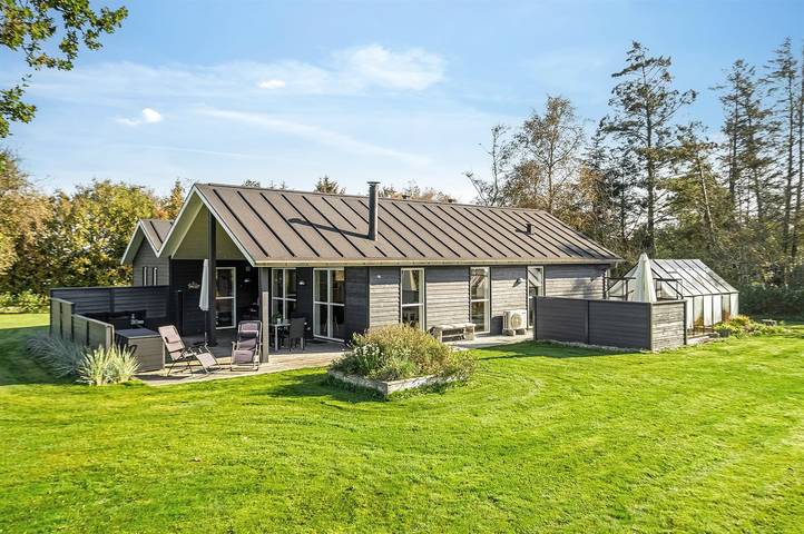 Ferieudlejning for 6 personer, med terrasse og have i Trend