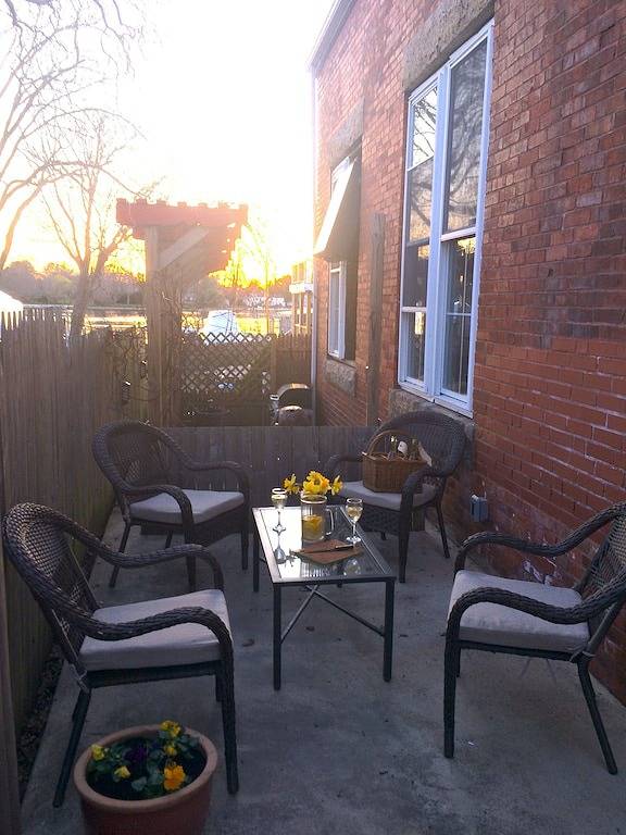 Ganze Wohnung, Located On Warren's Historic Waterfront Adjacent in Bristol County