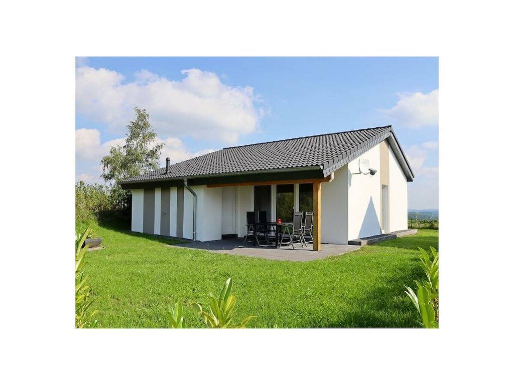 Bungalow in Gillenfeld mit Schwimmbecken in Gillenfeld, Vulkaneifel