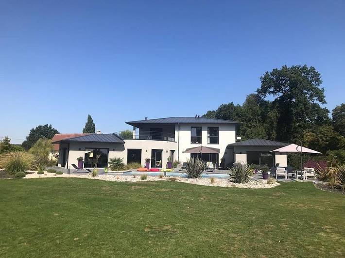 Location de vacances pour 14 personnes, avec Balcon et Terrasse ainsi que Jardin et Piscine à Janville
