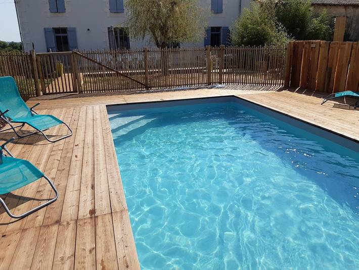 Gîte pour 15 personnes, avec terrasse ainsi que piscine et jardin dans Bougon