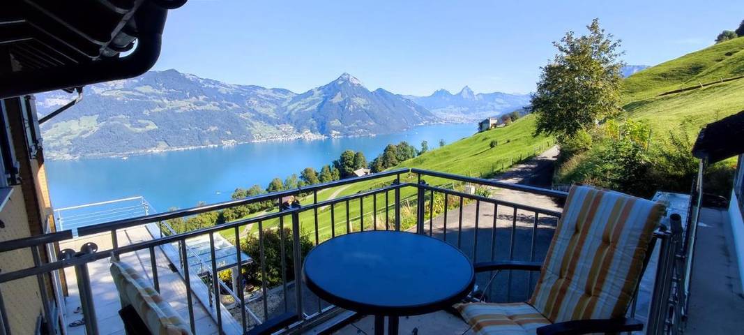 Ferienwohnung für 2 Personen, mit Balkon und Terrasse sowie Garten und Seeblick in Beckenried