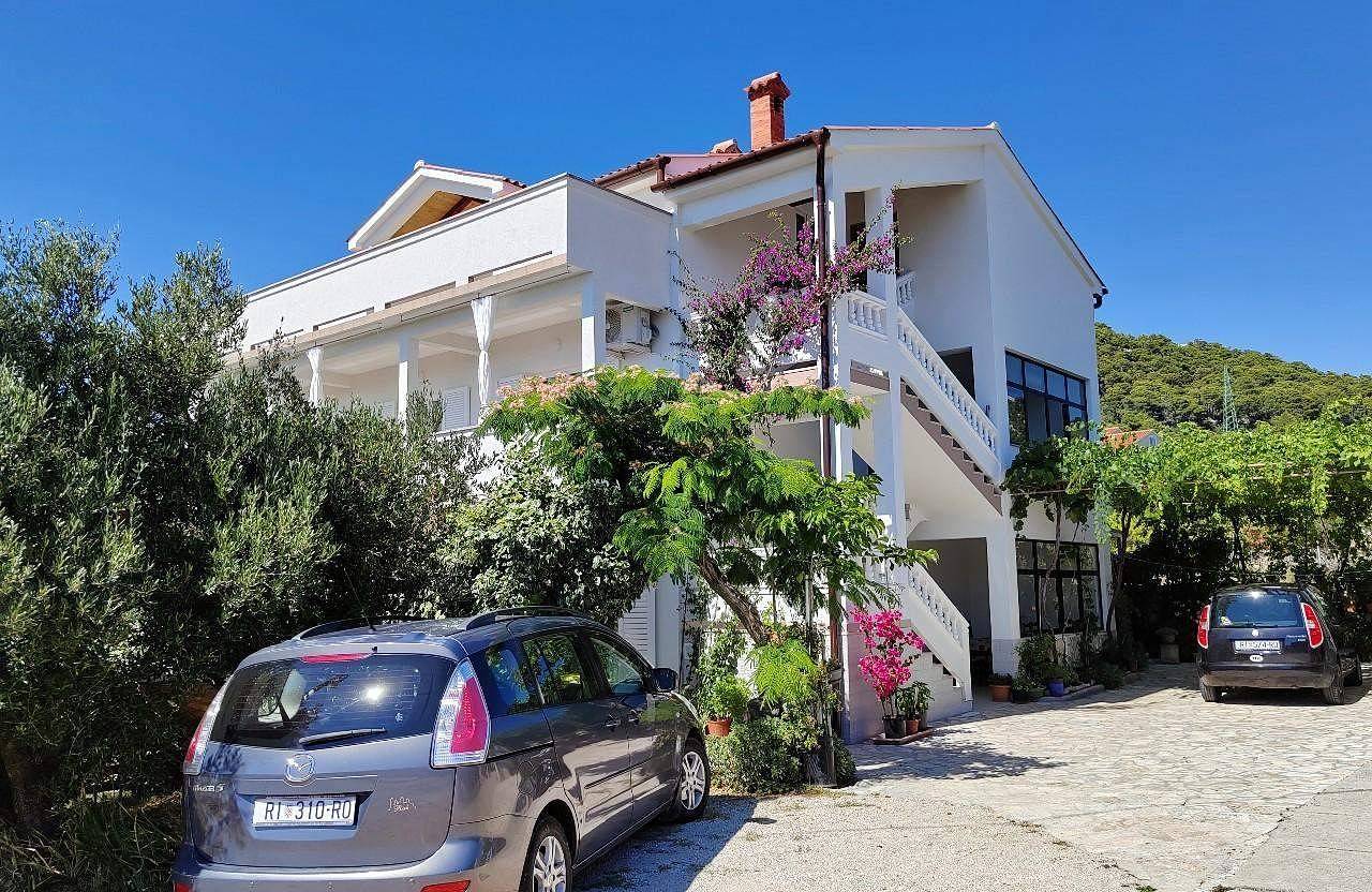 Ganze Wohnung, 2-Zimmer-Ferienwohnung mit Terrasse und Meerblick Barbat (Rab) A-25045-a in Barbat na Rabu, Rab